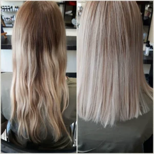 D'un côté le "avant" coiffure. On peut voir que les racines ont bien repoussées et sont plus foncées que les longueurs. De l'autre côté, le "après" la coiffure. On peut voir que les cheveux sont plus courts et arrivent au niveau des épaules. La coloration a été refaite, on ne voit plus les racines. La couleur est blond polaire.