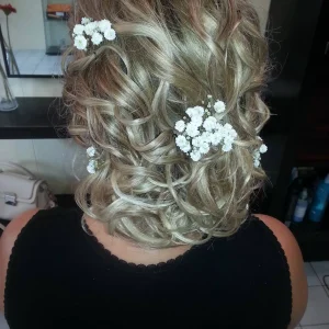 Coiffure de mariage. Chignon sur cheveux courts et ondulés, avec des ornements.